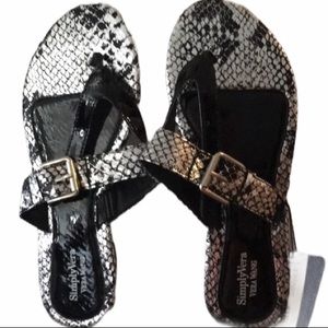 NWT Simply vera Wang Sandals thongs Sm 5-6 snake